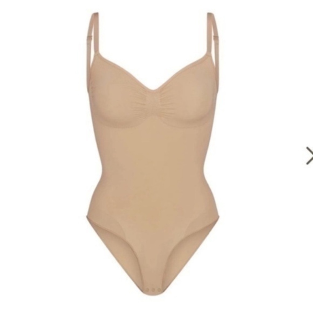 SKIMS SEAMLESS SCUPLT BRIEF BODYSUIT BEIGE CLAY SMALL